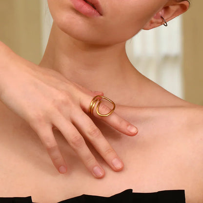 Geometrischer vergoldeter Ring